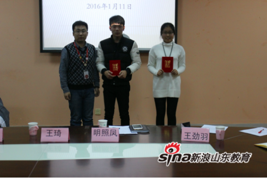 京东集团王琦经理为两位学生颁发“京东卓越学员证书”