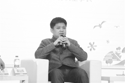 生鲜零售行业主要经历过三个阶段。第一个阶段是传统模式，以超市、集贸市场、精品超市等渠道为代表；第二个阶段进入到生鲜变革时代，像本来生活这样的生鲜电商开始涌现，但做的是纯电商，我们试图用这种模式去解决生鲜的大流通问题，后来发现它或许只能解决一部分的需求；第三个阶段的关键词是线上线下融合，比如说基于社区开展线下业务，也有部分传统的线下实体店往线上延伸。