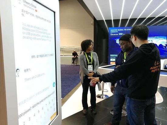 图5:参观者现场进行实时翻译