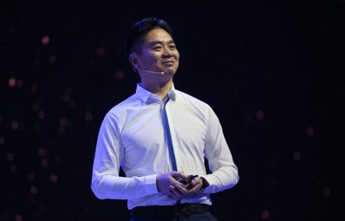 一方面在为技术打基础，一方面京东也在规划着自家‘无界零售’愿景，京东将以一个开放的心态，打造共生的、再生的、互生的共同体。同时计划在今年年底，每天新开1000家京东便利店。